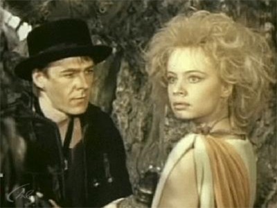 Она с метлой, он в черной шляпе