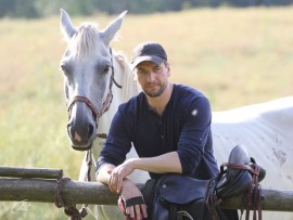 8 бусин на тонкой ниточке