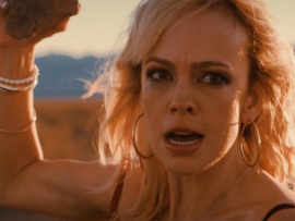 От этого песок становится красным