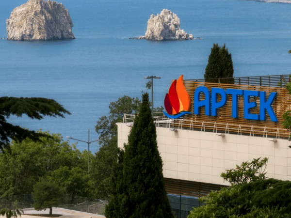 Из детства с любовью. К 100-летию Артека