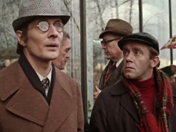 По улицам комод водили