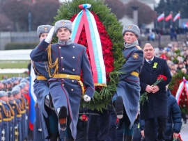 Торжественно-траурная церемония возложения венков на Пискаревском мемориальном кладбище, посвященная 82-й годовщине полного освобождения Ленинграда от фашистской блокады. Прямая трансляция