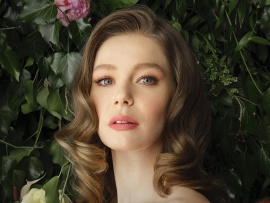 Девушка за стеклом