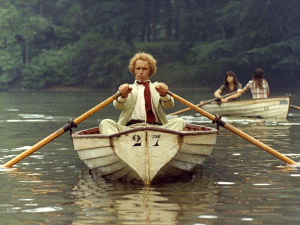 Высокий блондин в черном ботинке