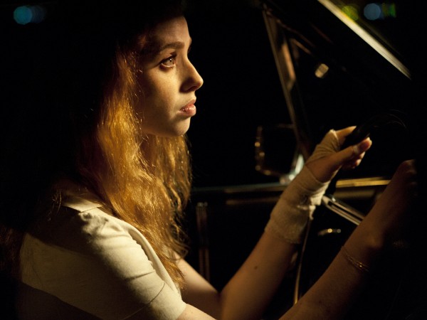 Дама в очках и с ружьем в автомобиле (5)