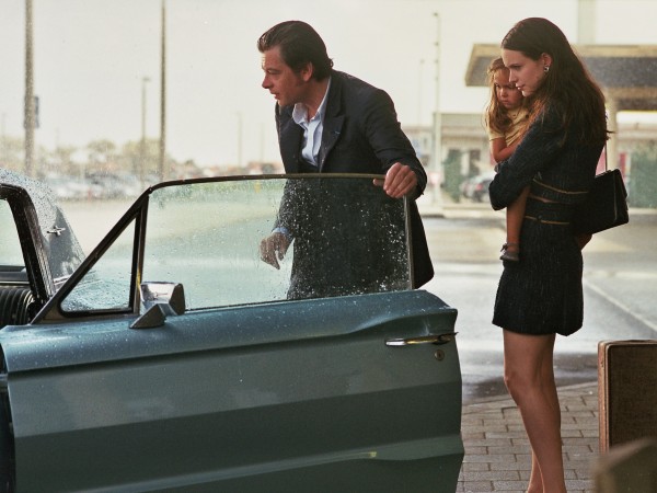 Дама в очках и с ружьем в автомобиле (6)