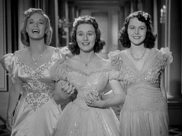 Три милых девушки взрослеют